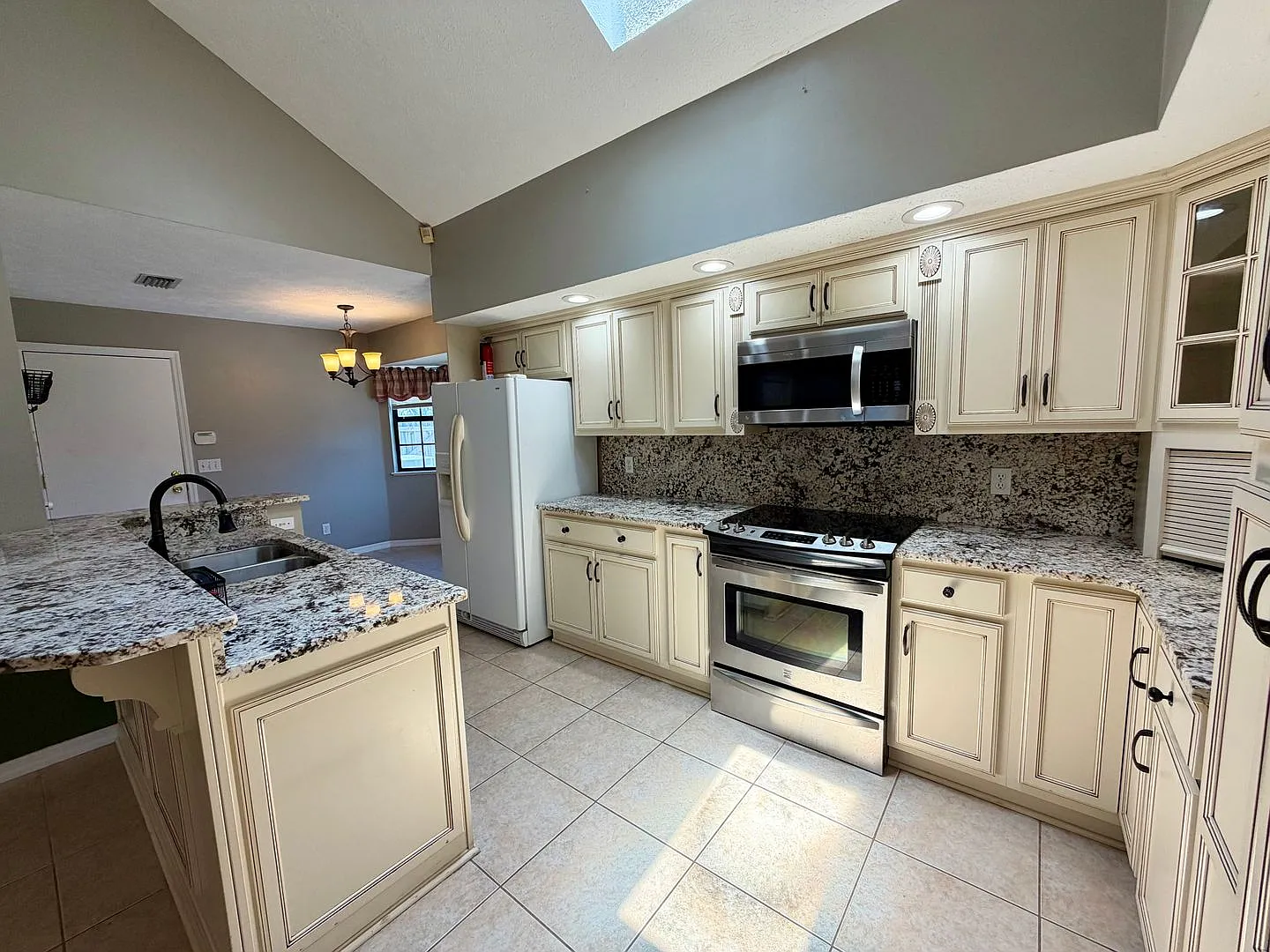 Reduced North Shore 3b/2bth — Photo 3