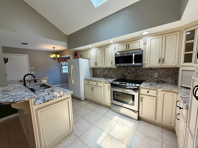 604 Mallory Dr — Photo 3