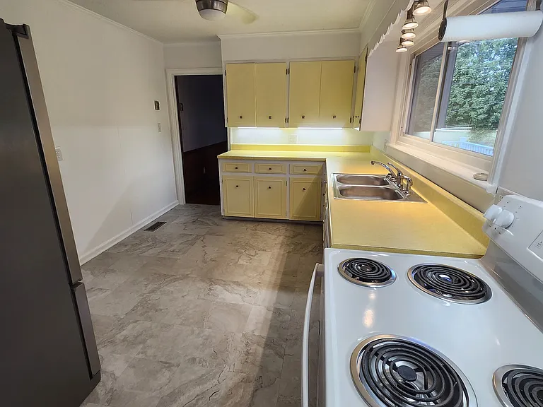 2322 Oakland Dr NW — Photo 5
