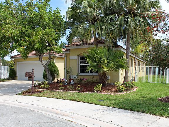 2nd image of 305 Lake Crest Ct