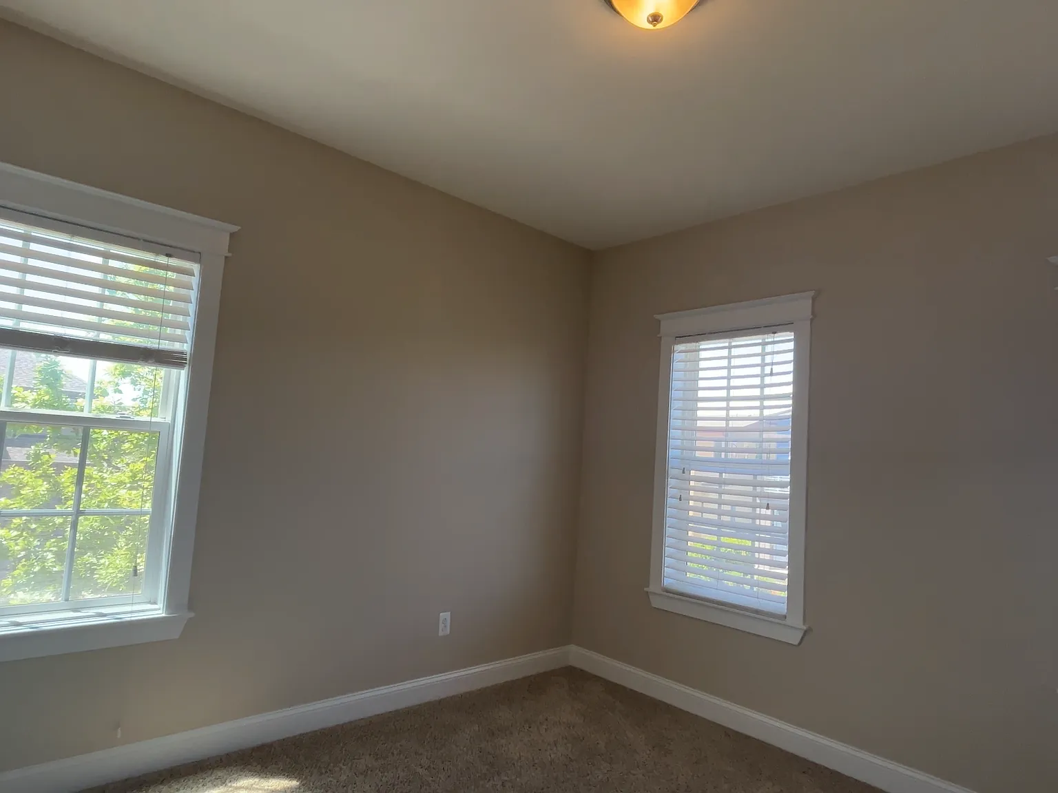 4 bed, 3647 sqft, $895 — Photo 3