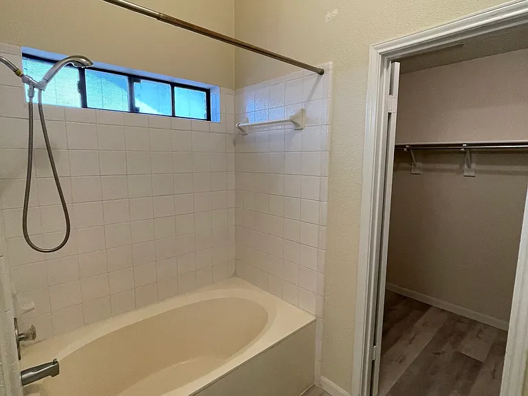 13719 Cambourne Dr — Photo 17