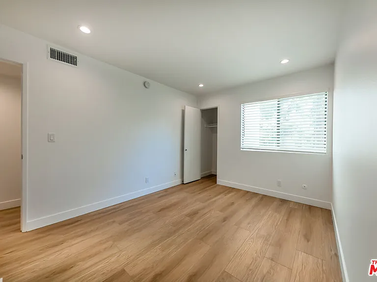 22135 Burbank Blvd #4 — Photo 23