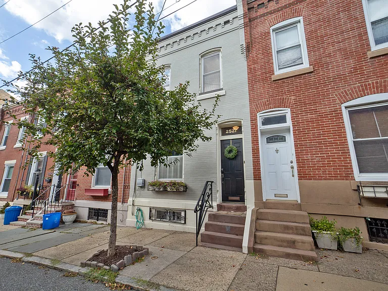 2521 Meredith St — Photo 24