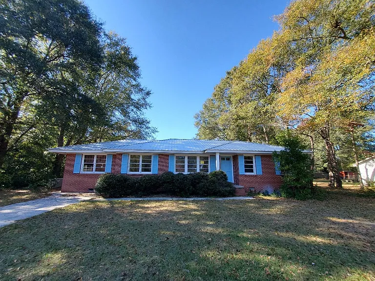 1120 Edgewood Dr — Photo 2