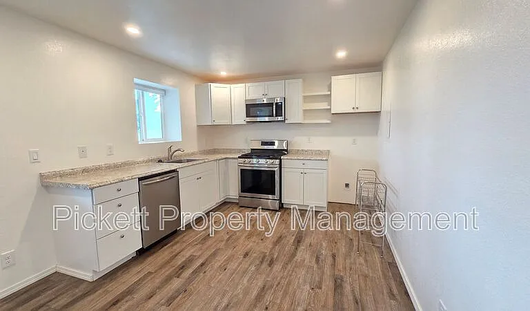 307 E 30th St — Photo 8