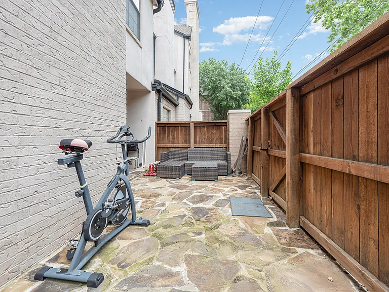 3901 Travis St — Photo 14