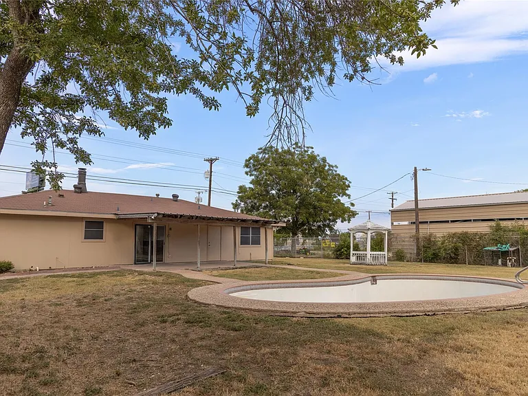 1430 N State Highway 46 — Photo 20