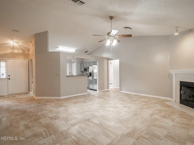 1736 Daytona Ln — Photo 6