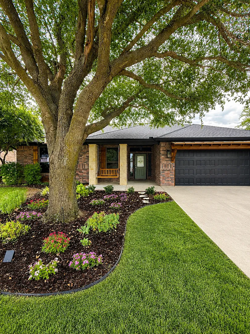 3/2/2 Lawn And Pool Care Included — Photo 1