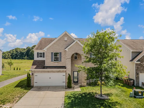 2071 Creek Bank Dr, Columbus, IN 47201