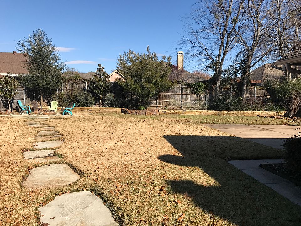 Large Backyard w/Firepit