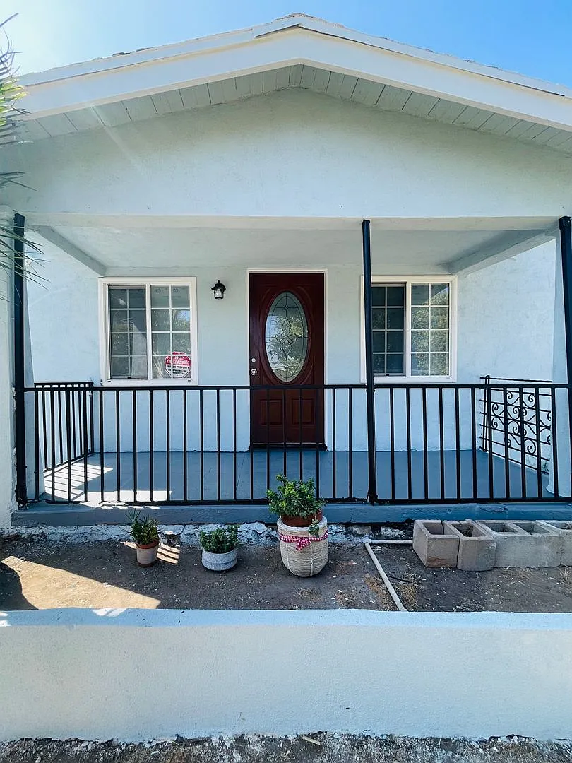 3-bedroom, 2-bath home move-in ready — Photo 1