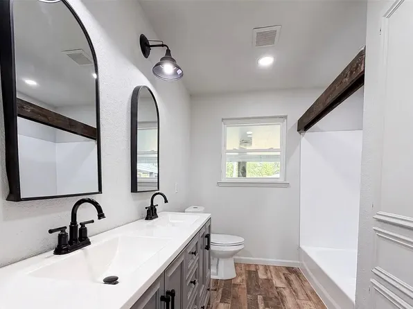 119 S Ringgold St, West Columbia, TX 77486