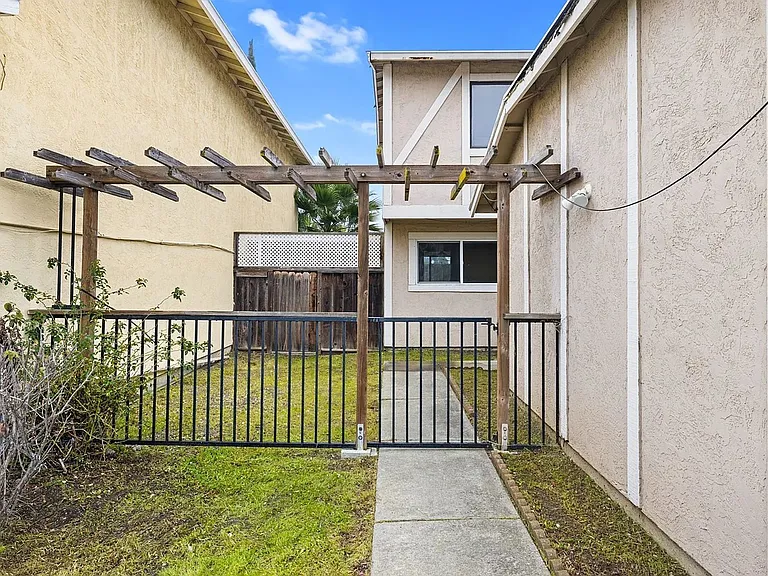 995 Matthew Ct — Photo 31
