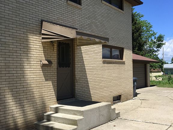 Side enterance to upper apt.