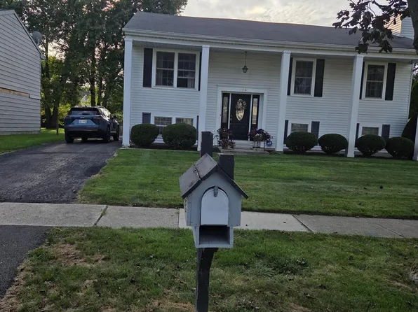 106 W Springwood Dr, Oregon, OH 43616