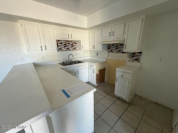 5th image of 5846 S Del Moral Blvd