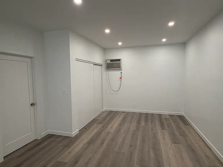 10932 Bloomfield St — Photo 3