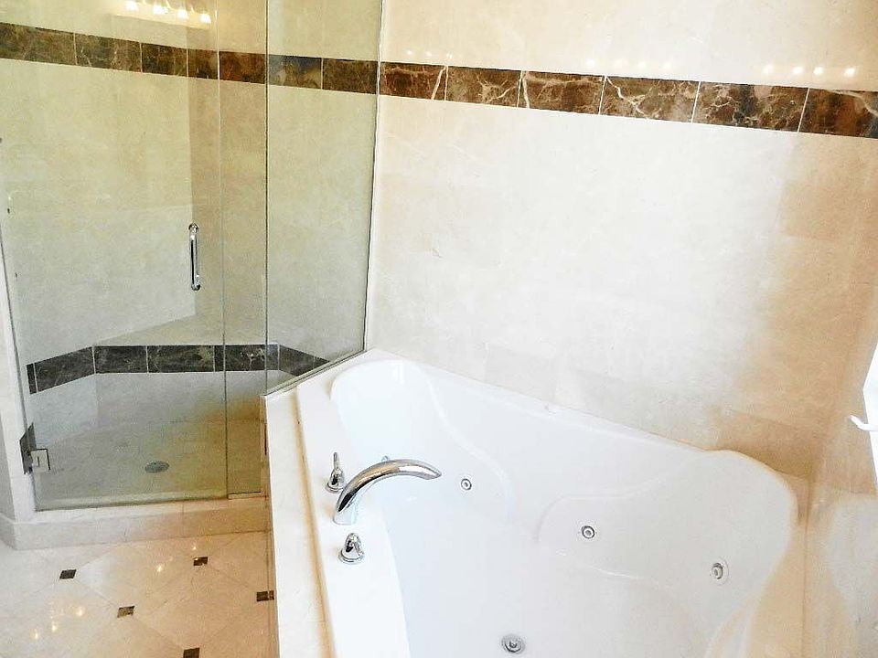 MASTER BATH & JACUZZI , SHOWER
