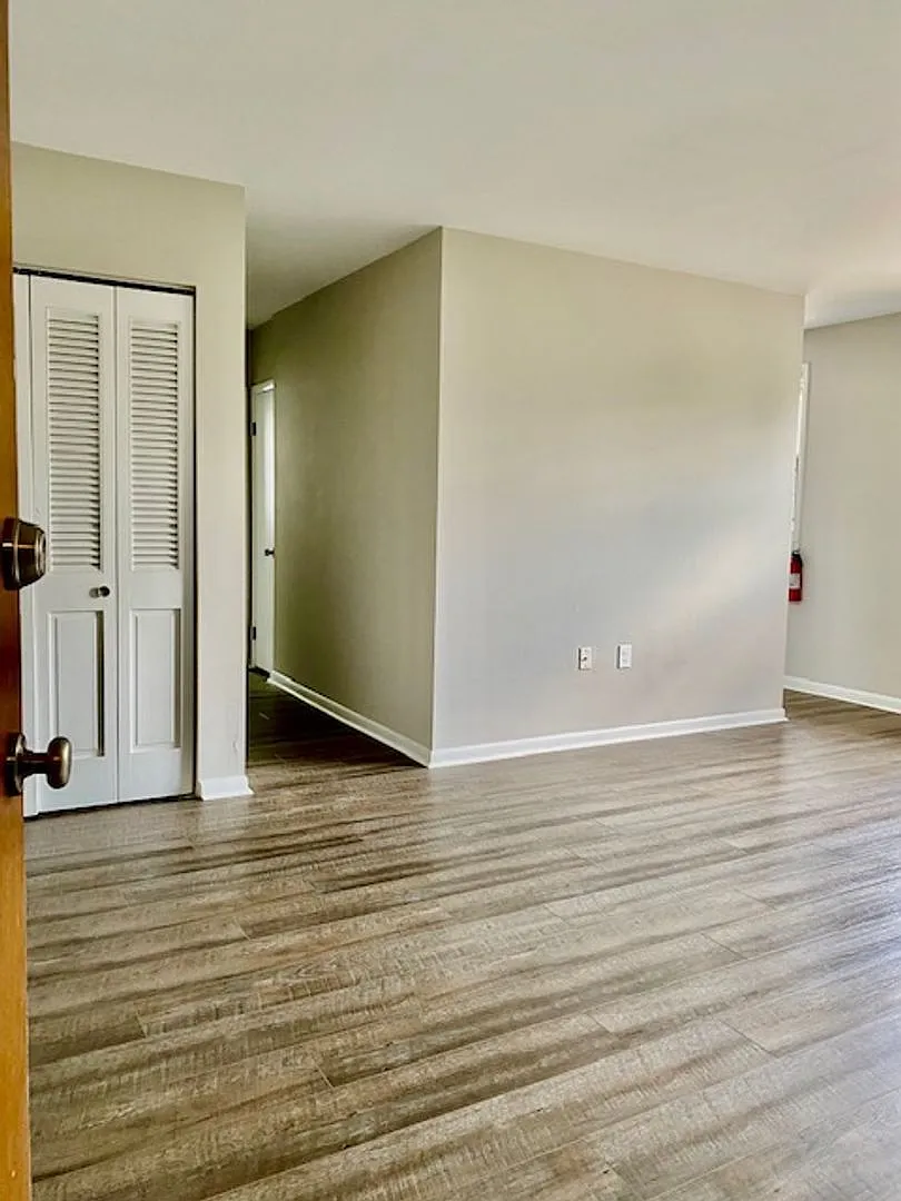 Oakview Apartments — Photo 4