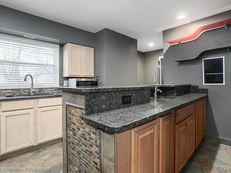 3050 Burdette St — Photo 2