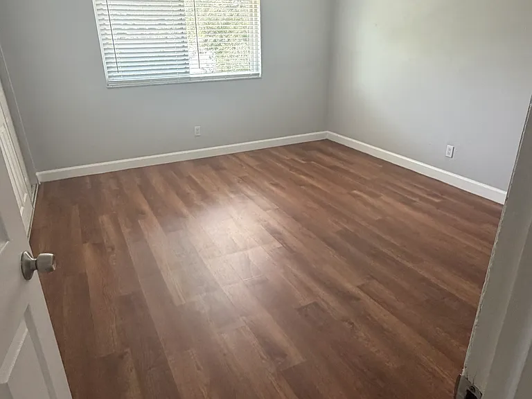 563 W Montrose St #19 — Photo 8