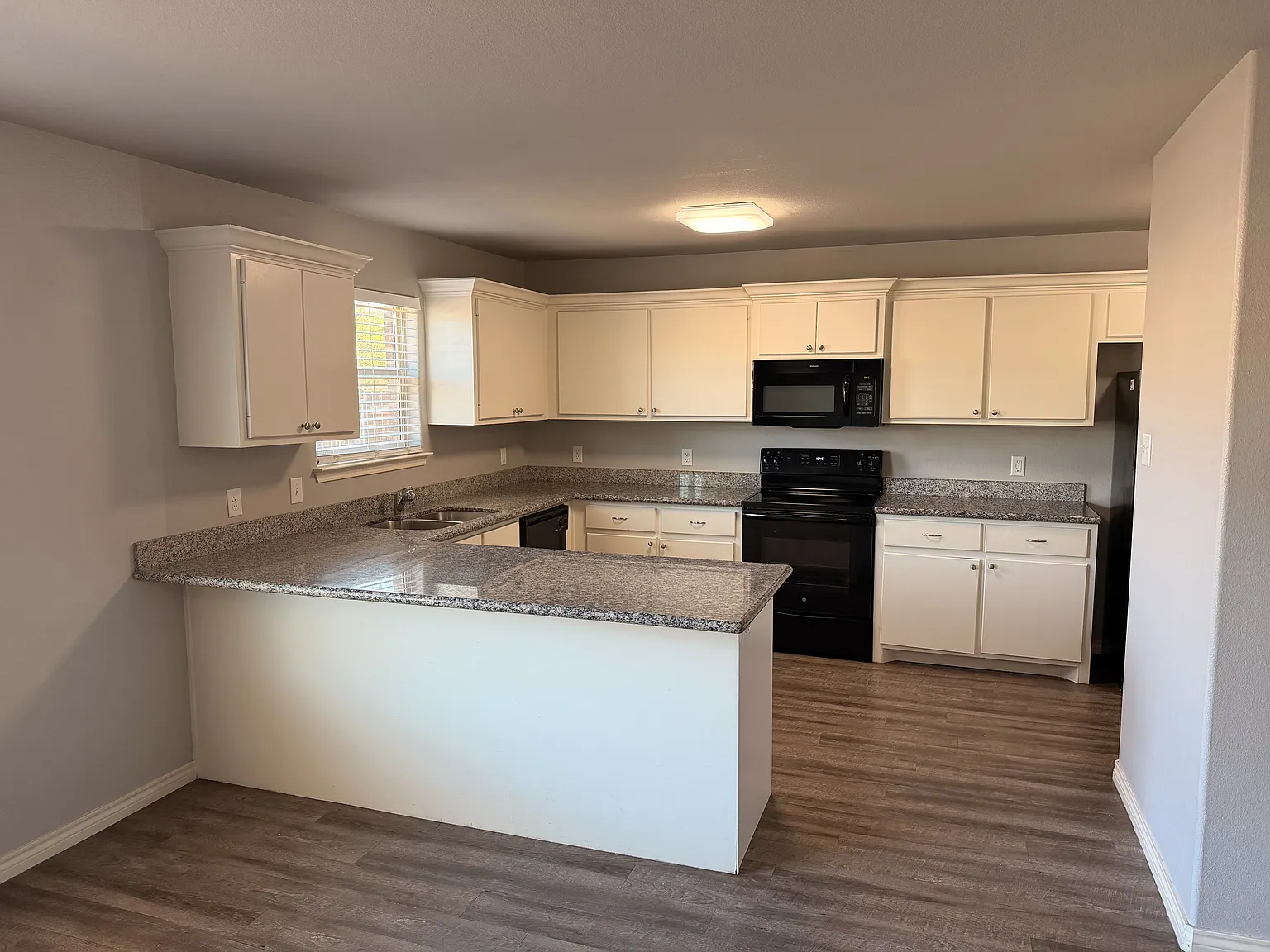 4 bed, 2.5 bath, 1728 sqft, $1,650 — Photo 2