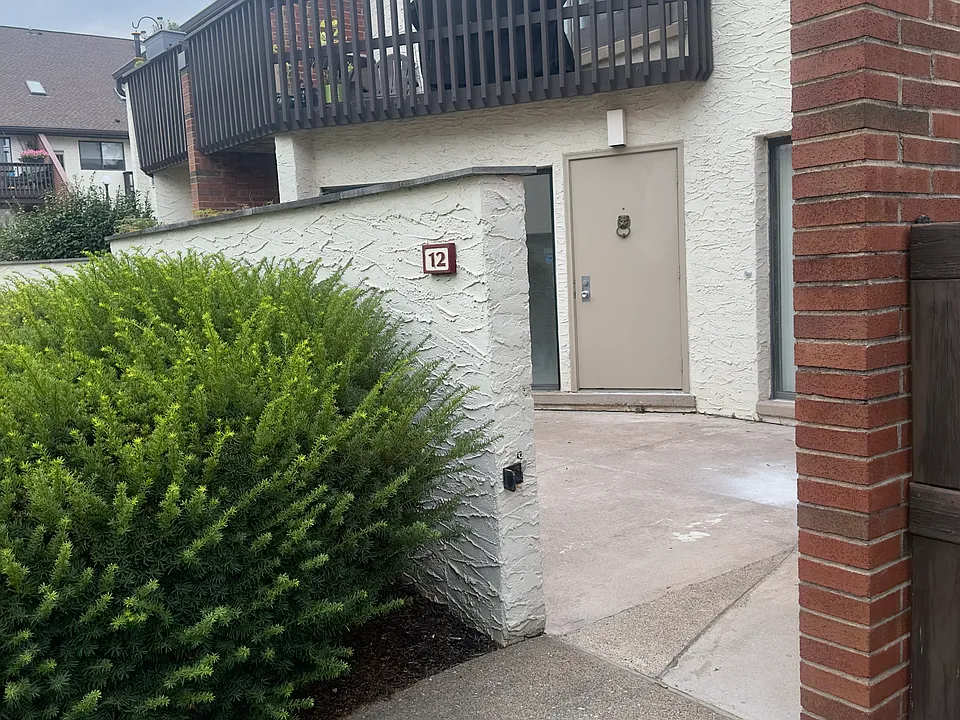 1071 Lancaster Blvd #12