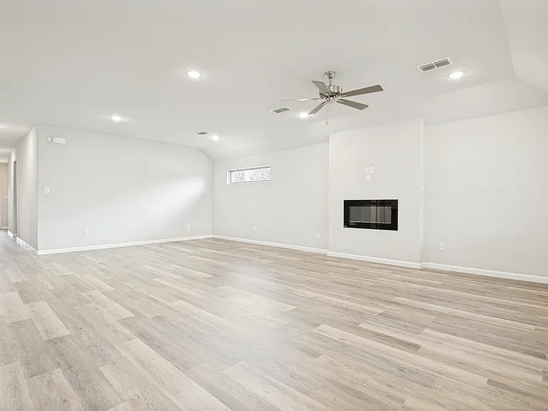 4709 Mayflower Dr — Photo 3