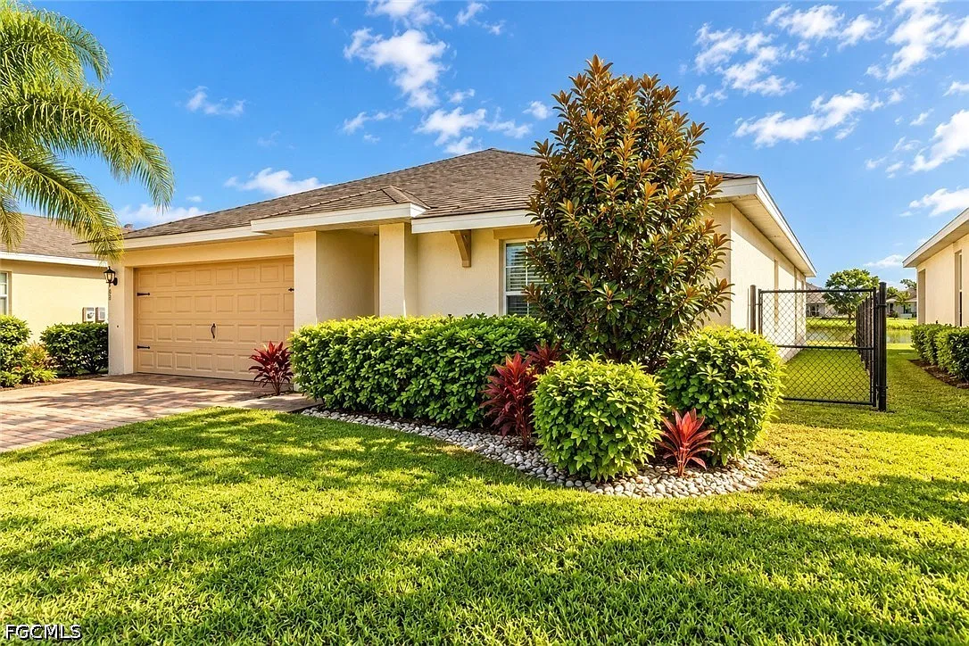 4 bed, 2.0 bath, 1499 sqft, $2,300 — Photo 3