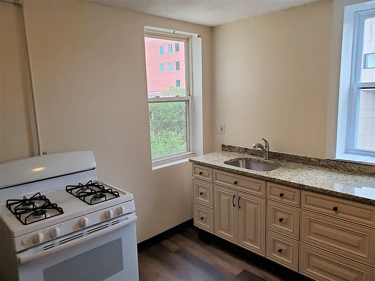 819 Elm St #14 — Photo 3