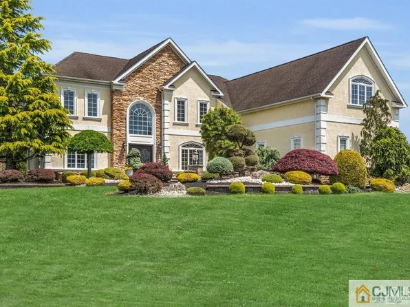 7 Courtney Ct, Freehold, NJ 07728