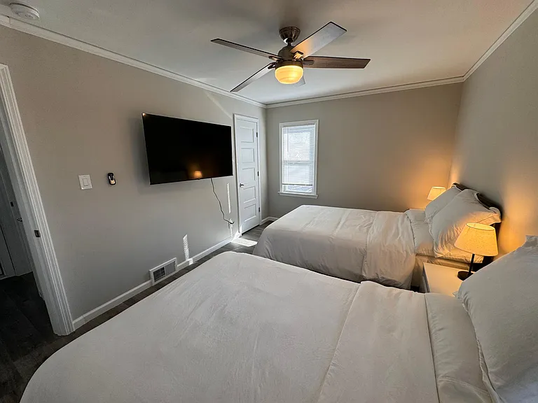 1607 Catalpa Dr — Photo 3