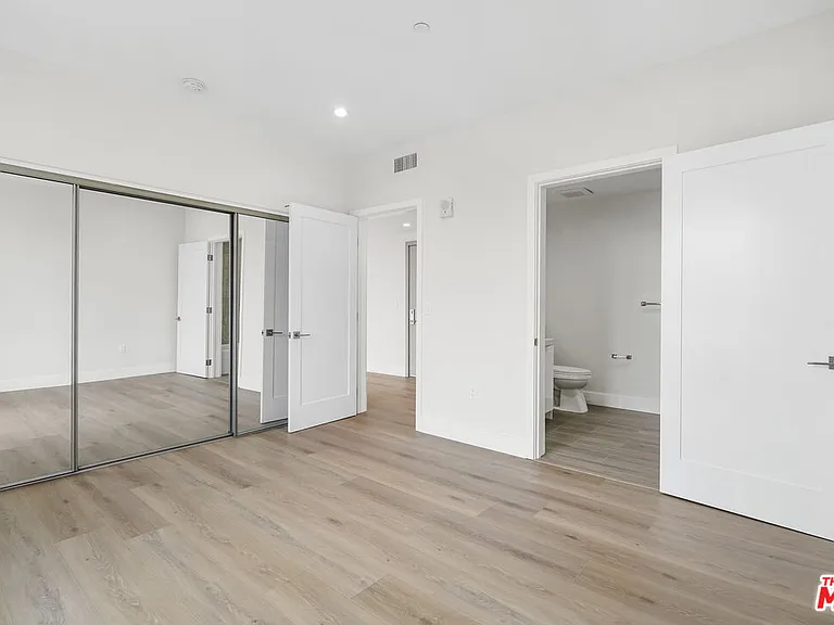 11042 La Maida St #202 — Photo 12