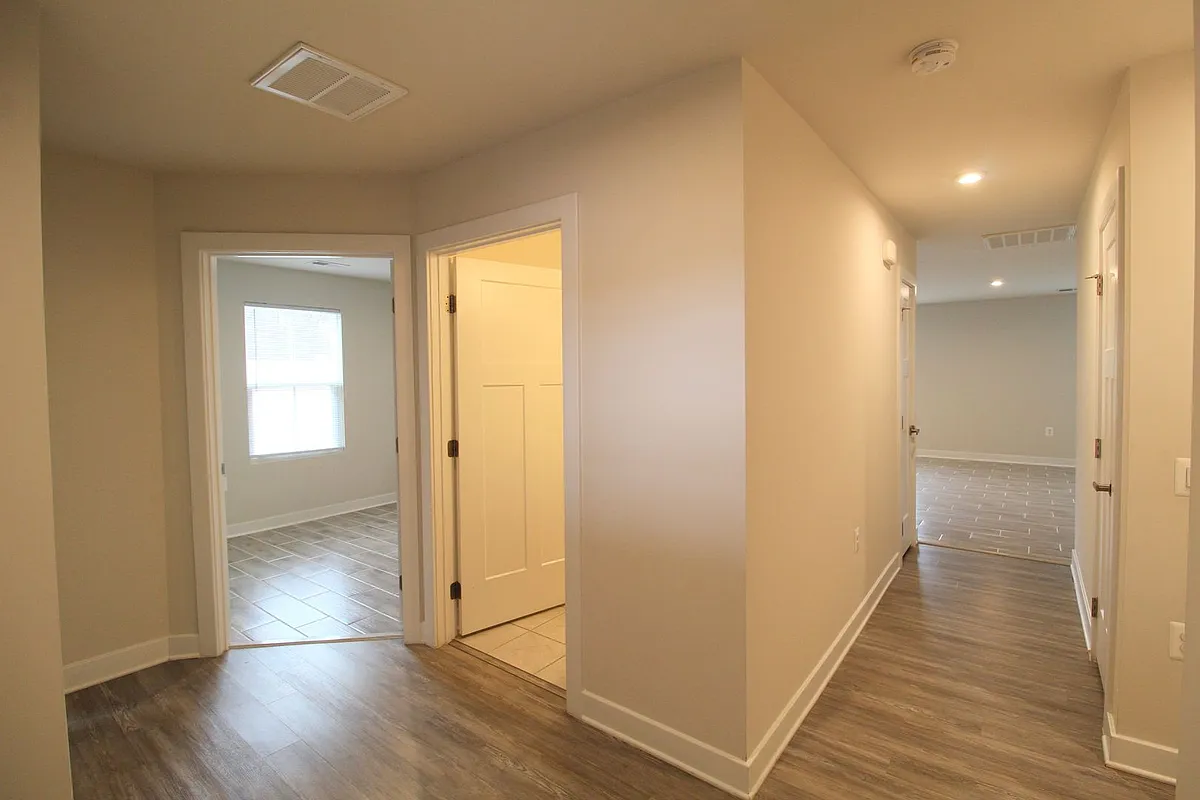 Building Photo - 105 S Peak Dr