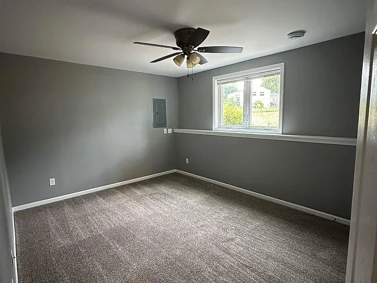 2721 Kellogg Ave — Photo 6