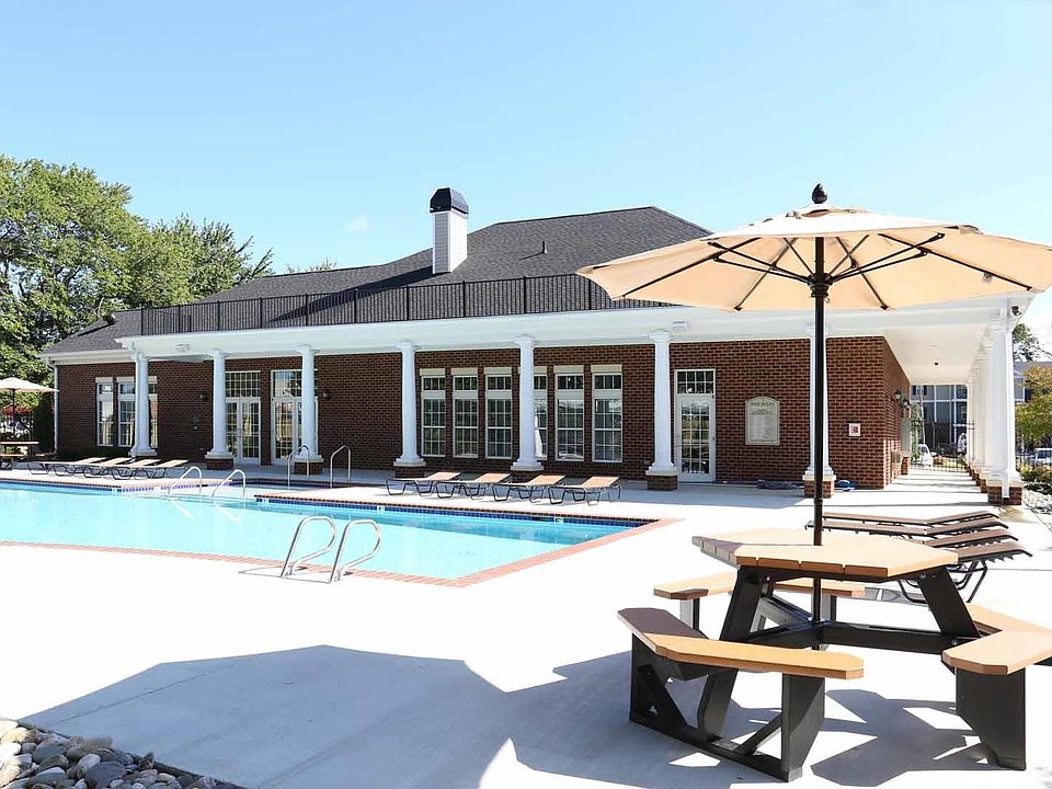 Relax at our sparkling swimming pool with a grilling cabana
