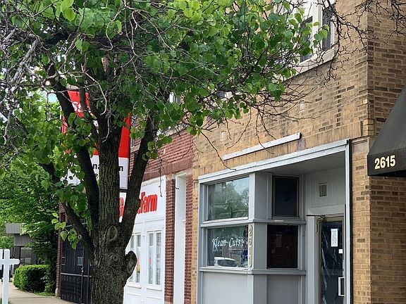 3rd image of 2611 W Peterson Ave
