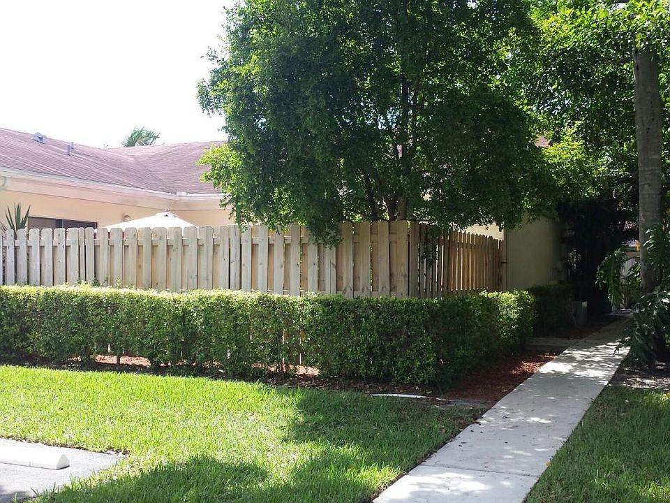 1st image of 4385 Woodstock Dr APT A