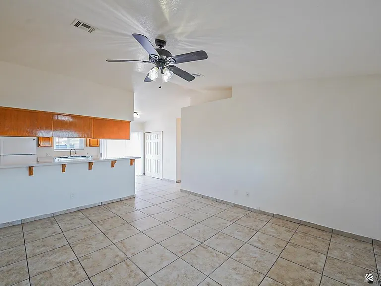 587 E Jefferson St — Photo 5