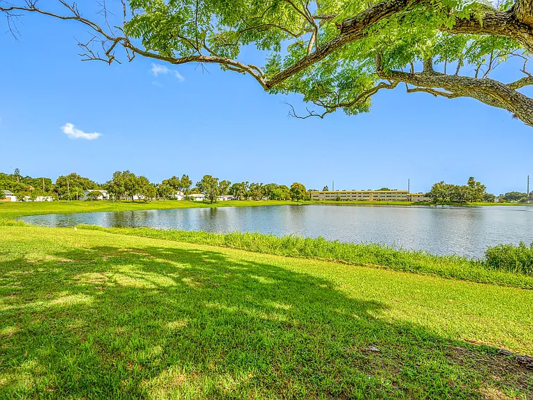 Lakeside Villas — Photo 19