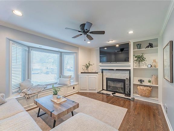 3rd image of 5649 Perry Ln