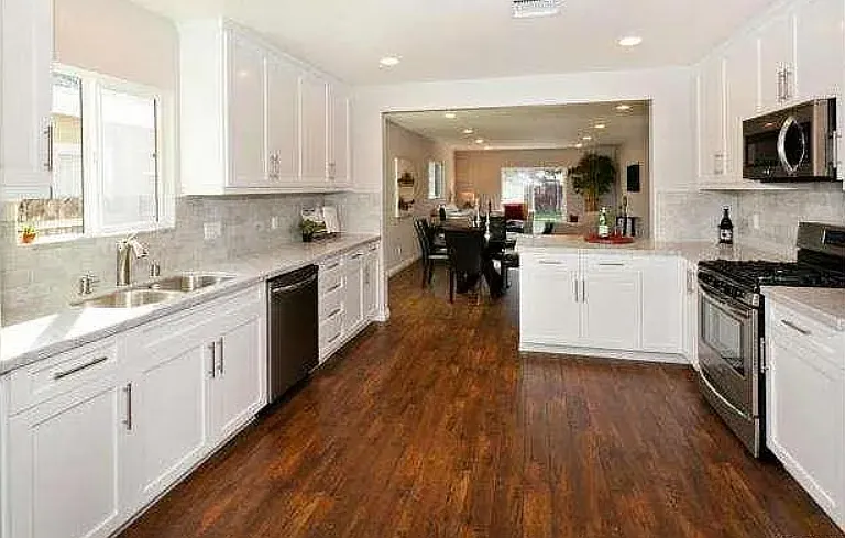 921 N Lincoln St — Photo 3