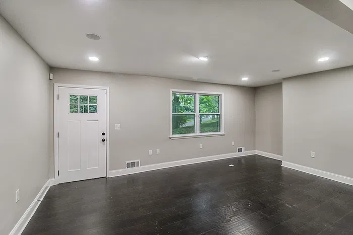 4 bed, 2.0 bath, 2100 sqft, $1,845 — Photo 2