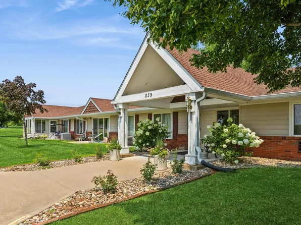 839 13th Ave N, Clinton, IA 52732