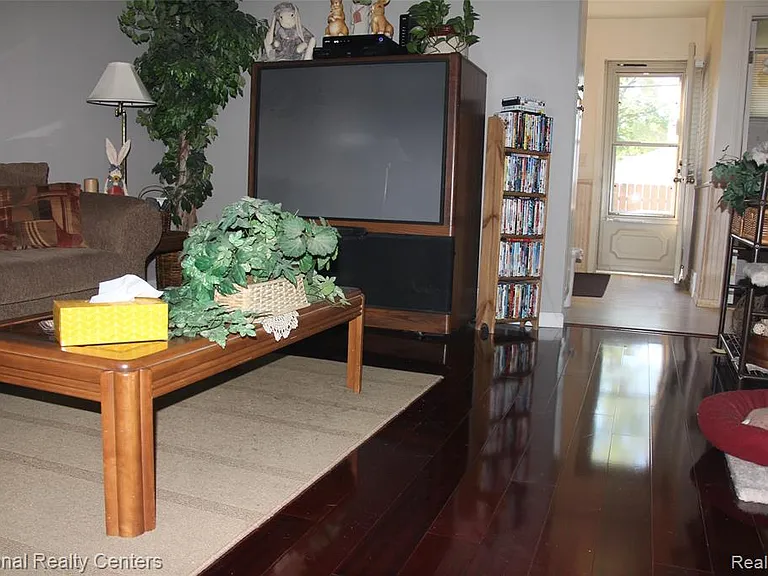 29160 Tessmer Ct — Photo 4