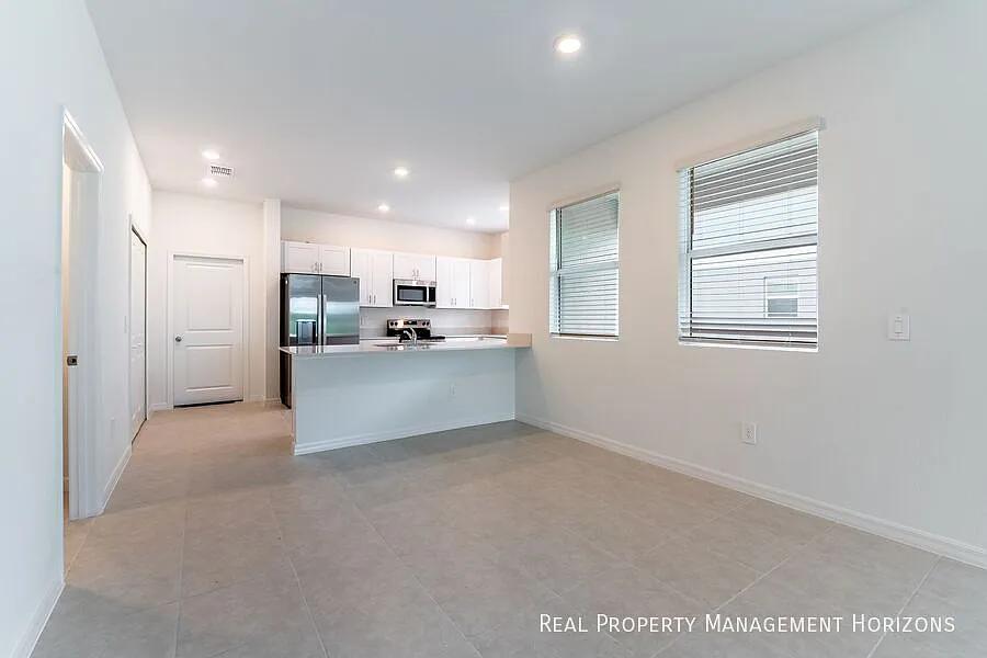 Dog Friendly, Brand New 4-Bedroom 'End-Unit' Townhome in Prosperity Lakes Parrish — Photo 4