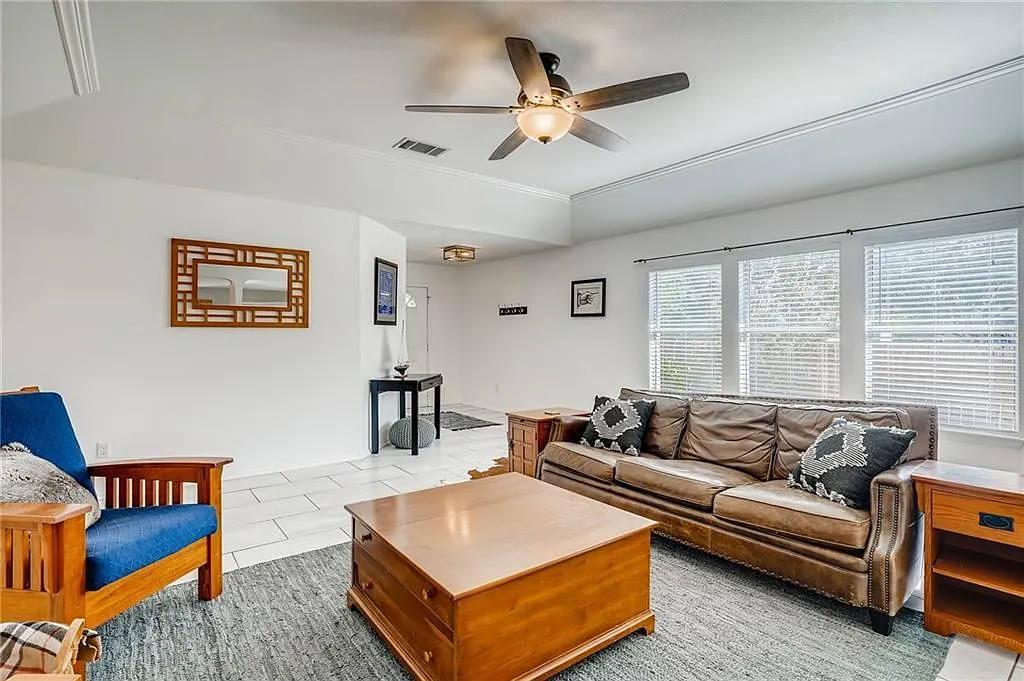 3 bed, 2.0 bath, 1900 sqft, $2,295 — Photo 4