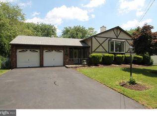 90 E Endfield Rd, Feasterville Trevose, PA 19053